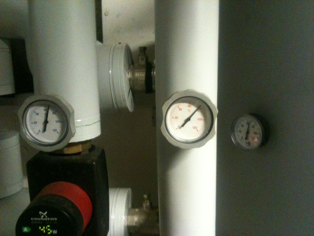 Hot and cold heatingwater flows to/from heatexchanger