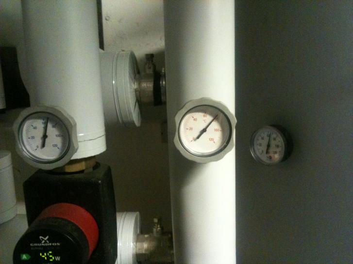 Temperature of heatingwater, left = cold into heatexchanger, right = hot out of heatexchanger