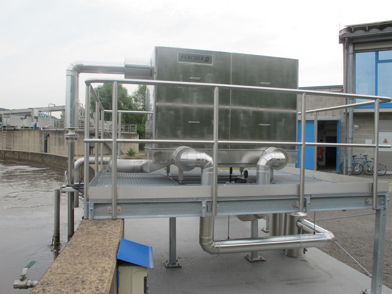 Side-view of the heatexchanger with connections (left = wastewater inlet and outlet, bottom = freshwater inlet and outlet)