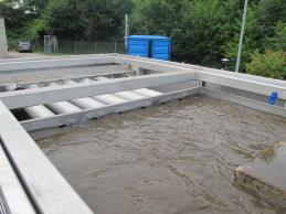 Abwasser-Verteilerwanne an der Oberseite des Wärmetauscher, Wärmetauscher wird stark mit Abwasser überfahren, für den Wärmetauscher kein Problem.