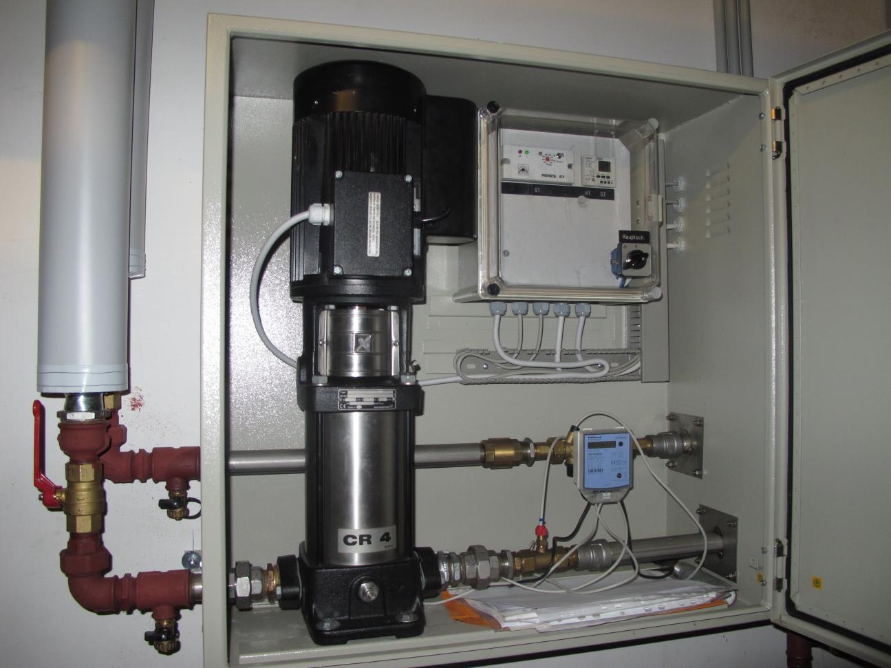 FERCHER Pumpenschrank mit Zirkulationspumpe (links) und Schaltkasten